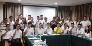 民都鲁支部青年团与人联青总团长陈开合影。