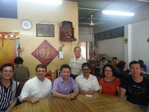 众人在咖啡店合影，左起为陈开、尔加特、沈桂贤、哲拉特佐治、徐美丽及叶耀星。