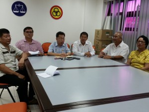 人联党秘书长沈桂贤宣布提名结果，其右为宣教秘书陈超耀。