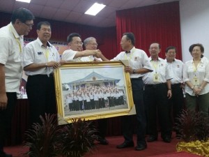 Andy Chia former branch Chairman of Pujut receiving his souvenir