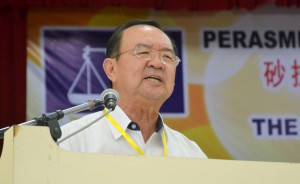 砂人联党主席陈华贵发表政策性演词。