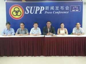 消费税讲座会联办单位负责人摄于新闻发布会上。左起砂拉越厂商联合会会长赖庆明、晋汉省华总经济组副主任陈贻贤、砂人联党主席拿督沈桂贤上议员、马来西亚中小型工业公会砂拉越分会会长郭培基、砂拉越留台同学会经济组组长冯洳燕及赞助商L.G.H.COMPANY董事经理刘玉豪。