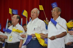 首相纳吉，首长阿德南沙登及党主席陈华贵在人联党党员大会开幕礼上挥舞国阵及人联旗帜。 