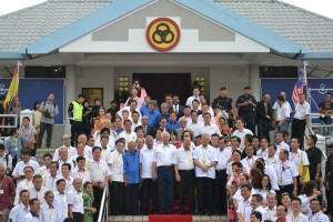 首相纳吉，国阵及人联党领袖在人联党总部前合影。