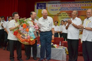 秘书长沈桂贤与主席陈华贵一起赠送中秋节礼篮予首相纳吉，右起为署理主席里察烈，首长阿德南沙登。。