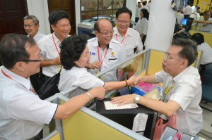 沈桂贤与各地党员代表们交流。