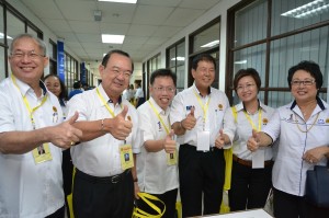 各领袖一起合影，左起为署理主席里察烈、党主席陈华贵、秘书长沈桂贤、宣教秘书陈超耀、妇女组顾问郑丽萍及妇女组主席徐美丽。 