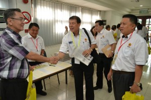 宣教秘书陈超耀莅临时受到党员代表们欢迎。