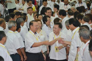 党员代表们热烈欢迎党主席陈华贵莅临。