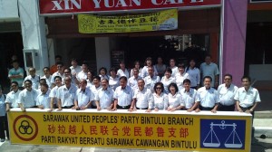 砂人联党民都鲁支部主席潘隆铭与党员们在党所启用礼上合影。