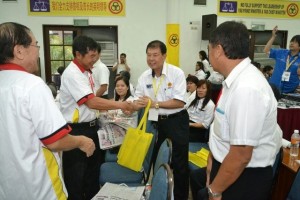 Dato' Sebastian Ting picking up his delegate materials