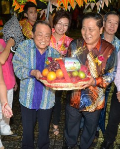 古晋老巴刹民众联谊会主席拿督沈瑞永（左）赠送礼篮予拿督杨昆贤。