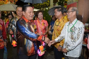 拿督杨昆贤与老朋友们喜相逢。