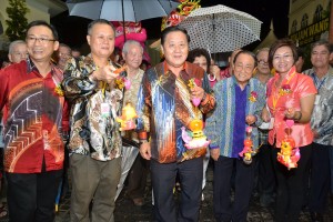 众人提灯笼游行，左起为沈坚石、蔡易沩、拿督杨昆贤、拿督沈瑞永及郑丽萍。 