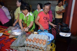 摊位负责人张罗美食款待顾客。