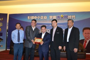 马来西亚中小型工业公会砂拉越分会会长郭培基(左二)赠送纪念品予砂人联党主席沈桂贤。