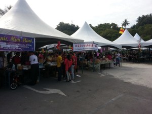 义卖会场面热闹。