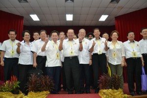 人联党卸任主席陈华贵与众领袖展示轻松的一面。