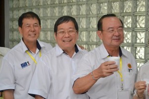 秘书长陈超耀(左起)与卸任财政邓伦奇,卸任主席陈华贵一起合影。