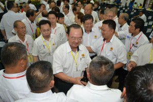 人联党党员纷纷为陈华贵献上祝福。