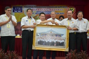 人联党新任主席沈桂贤(左三)赠送纪念品予卸任主席陈华贵,左起为组织秘书曾镇江、秘书长陈超耀、署理主席里察烈及卸任财政邓伦奇。