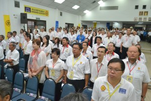 党员们踊跃出席第二天的党代。