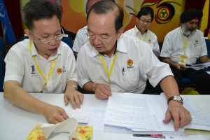 人联党新旧主席沈桂贤及陈华贵。