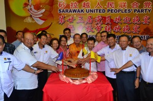 党主席陈华贵率领众人一起切大型月饼,欢庆中秋节。