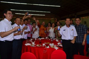 众人举杯欢饮。