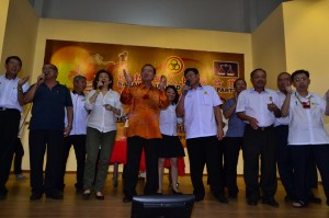 领袖们在台上高歌一曲。