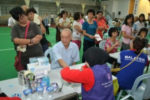 民众踊跃出席健康检查活动。
