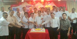 沈桂贤及法兰斯哈丁等人一起切蛋糕，欢庆中秋节。