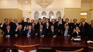 首长阿德南沙登与人联党领袖高举“砂哈地”手势,前排左起为副主席李景胜、署理主席里察烈、主席沈桂贤、首长阿德南沙登、秘书长陈超耀、财政陈冠勳及妇女组主席徐美丽。