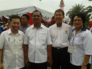 党主席沈桂贤、秘书长陈超耀及妇女组主席徐美丽与巫统领袖合影。