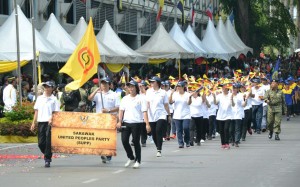 砂人联党游行队伍经过主宾台