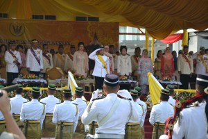 州元首泰益玛目接受仪仗部队敬礼。