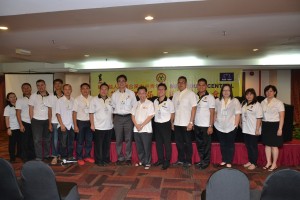 秘书长沈桂贤及人联青总团长陈开与人联青团员合影。