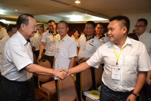 人联青团员欢迎党主席陈华贵莅临。