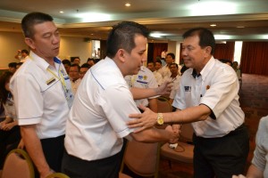 宣教秘书陈超耀勉励人联青团员。