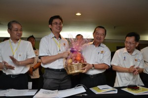 人联青总团长陈开（左二）赠送礼篮予党主席陈华贵，左一为人联青署理主席邓文武，右一为秘书长沈桂贤。