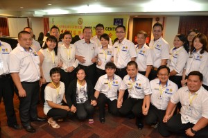 人联青团员与党主席陈华贵合影。