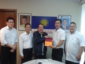 Michael Chong (L3) receive souvenir from Wilfred Yap (R2) 