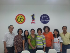 照片拍摄于JASA，JKKK Chawan Road 及妇女组商讨比赛细节。左起本固鲁陈传禹，Aresi Jenon，许德婉，周惠云（JASA），沈美金（妇女组主席），甲必丹田惜春（JKKK Chawan Road），许德艺及甲必丹杨兴强。