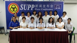 人联党妇女组主席拿汀徐美丽与组员们合影，在场包括顾问郑丽