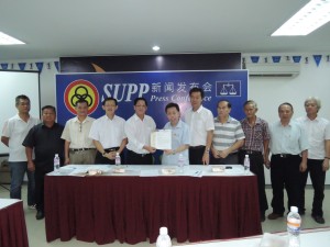 在众人的陪同下，砂人联党主席拿督沈桂贤上议员颁发委任状给陈如飞。