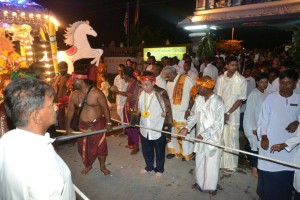 沈桂贤参与Navaratri庆典的仪式。