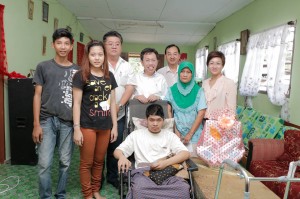 人联党主席沈桂贤与莫哈末阿兹旺家人合影，左起为莫哈末依斯曼迪、努莎瓦丽雅、本固鲁林应发、沈桂贤、林良纪、玛西雅和郑丽萍。