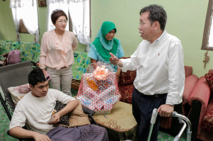 沈桂贤与郑丽萍商讨如何帮助莫哈末阿兹旺。