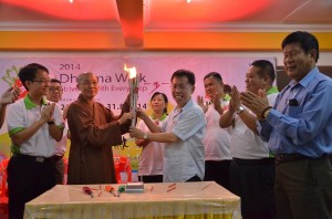 沈桂贤与众嘉宾一起展示“护法行”火炬。