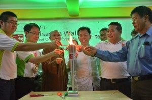 众嘉宾一起点燃火炬。